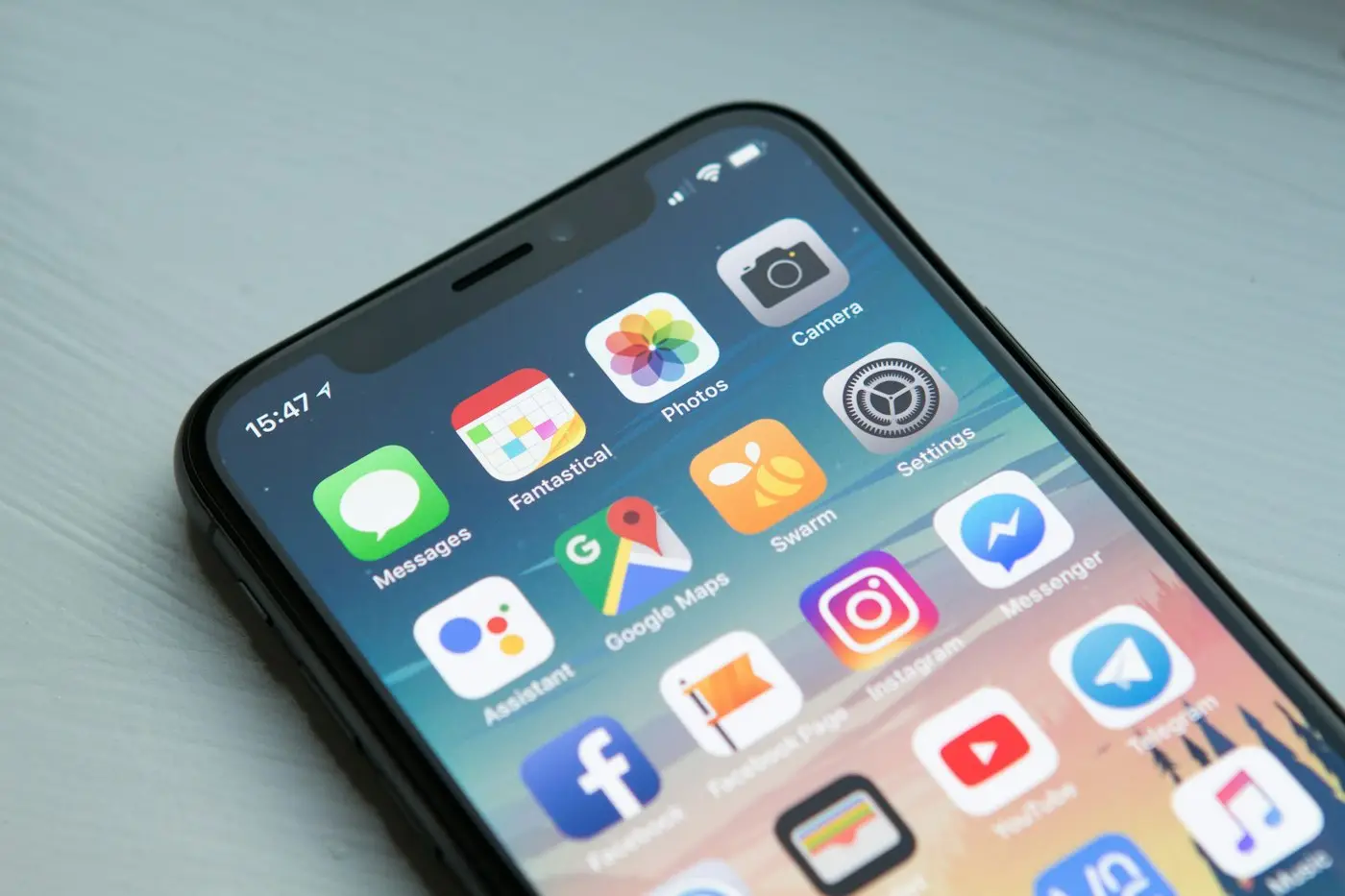 Pengguna memegang smartphone yang merepresentasikan pemeriksaan kamera dan audio