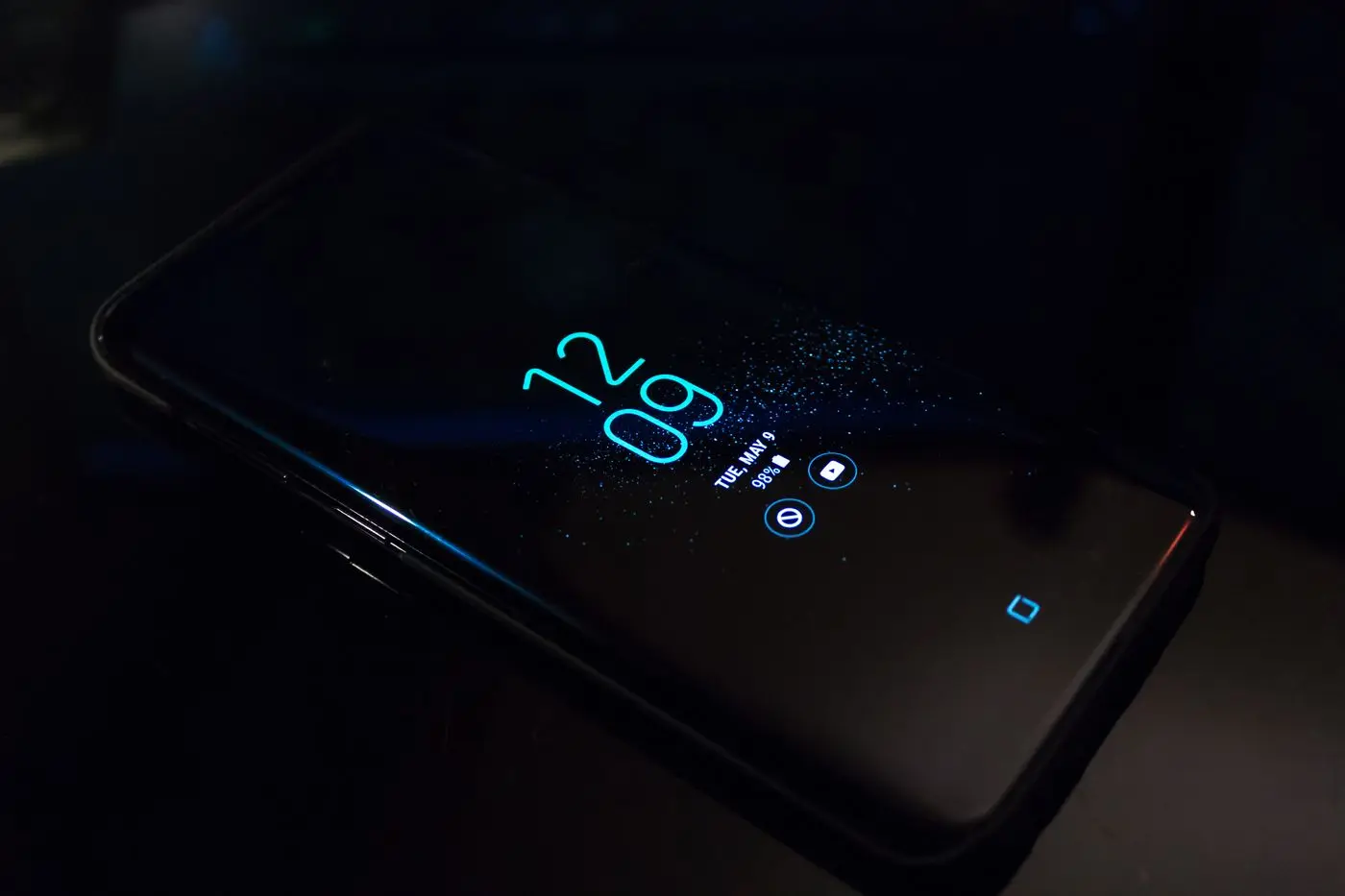 Beberapa smartphone yang merepresentasikan pemeriksaan port pengisian daya