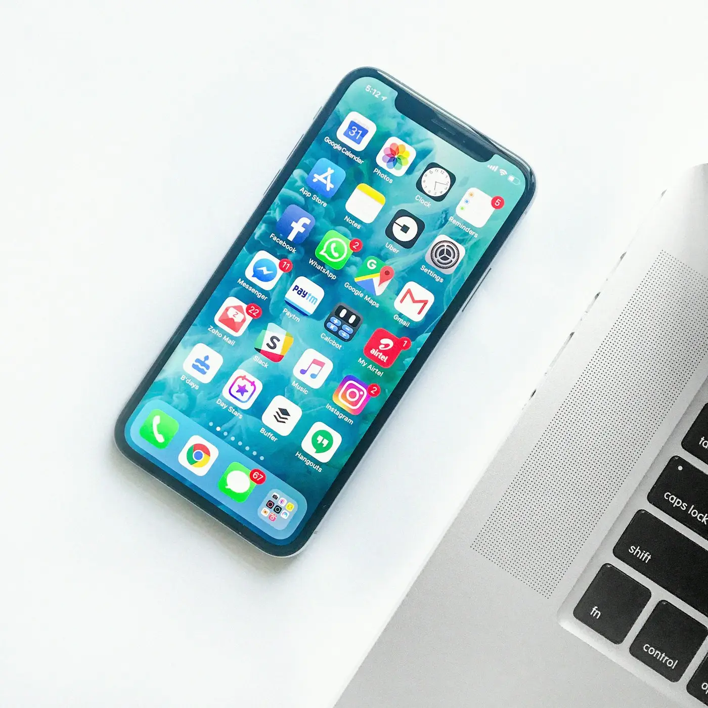 Tampilan dekat smartphone sebagai ilustrasi pemeriksaan software